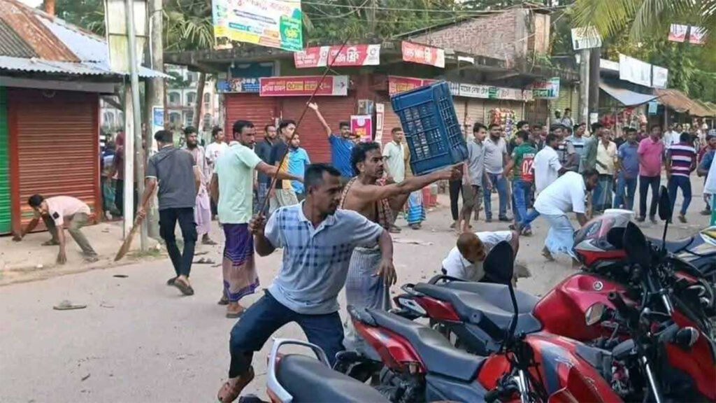 মসজিদের মধ্যে শিবিরের নির্বাচনী প্রচারনা নিয়ে শিবির – যুবদল সংঘর্ষে আহত ২৫