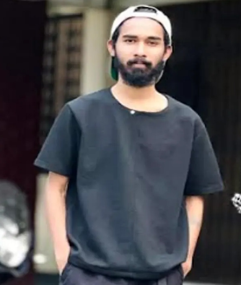 বিদেশ থেকে ছুটিতে আসা বন্ধুকে কুপিয়ে হত্যার পর অস্ত্র হাতেই থানায় গেল যুবক