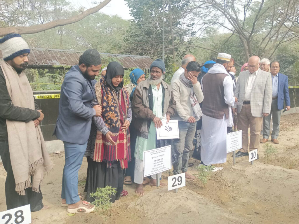 রায়েরবাজারে দাফন ১১৪ মরদেহের মধ্যে ৮ জনের পরিচয় শনাক্ত, পরিবারের কাছে হস্তান্তর